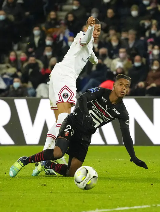 Pemain Paris Saint-Germain Kylian Mbappe (kiri) berebut bola dengan pemain Rennes Warmed Omari pada pertandingan sepak bola Liga Satu Prancis di Stadion Parc des Princes, Paris, Prancis, 11 Februari 2022. Paris Saint-Germain menang 1-0. (AP Photo/Michel Euler)