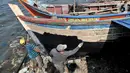 Pekerja menyelesaikan proses perbaikan kapal nelayan di pesisir Marunda, Jakarta, Selasa (22/10/2019). Jasa perbaikan kapal nelayan merupakan salah satu mata pencaharian utama warga pesisir Marunda selain mencari ikan di laut. (merdeka.com/Iqbal Nugroho)