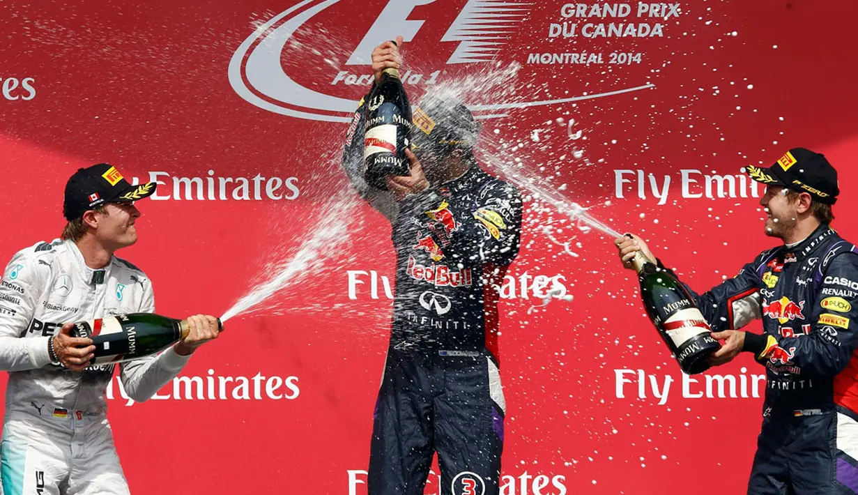 Bersama Nico Rosberg (kiri) dan Sebastian Vettel, Daniel Ricciardo (tengah) melakukan selebrasi kemenangan di ajang balap Formula Satu di Sirkuit Gilles Villeneuve, Montreal,(8/6/2014). (REUTERS/Chris Wattie)