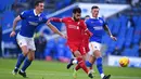 Pemain Liverpool Mohamed Salah (tengah) menendang bola saat melawan Brighton and Hove Albion pada pertandingan Liga Inggris di Stadion Amex, Brighton, Inggris, Sabtu (28/11/2020). Liverpool menggusur Tottenham Hotspur dari puncak klasemen Liga Inggris. (Neil Hall/Pool Via AP)