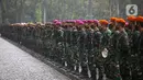 Pasukan gabungan mengikuti gelar pasukan dalam rangka pengetatan PPKM Mikro DKI Jakarta di Lapangan Monas, Jakarta, Jumat (18/6/2021). Gelar pasukan dilakukan sebagai upaya menekan penyebaran COVID-19 di DKI Jakarta yang terus meningkat beberapa hari belakang. (Liputan6.com/Faizal Fanani)