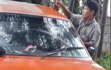 Unik dan Kreatif, Pria Paruh Baya Cat Mobil Pakai Kuas Rumah, Hasilnya Bikin Kaget