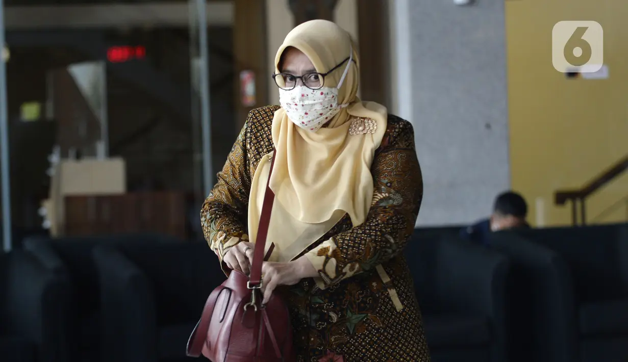Kepala Badan Pemberdayaan Perempuan dan Keluarga Berencana (BP2KB) Kabupaten Bogor Siti Nurianty usai menjalani pemeriksaan di Gedung KPK, Jakarta, Senin (11/5/2020). Siti diperiksa sebagai saksi untuk tersangka mantan Bupati Bogor Rachmat Yasin terkait dugaan korupsi SKPD. (merdeka.com/Dwi Narwoko)
