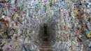 Aktivis Ecological Observation and Wetland Conservation (Ecoton) membuat instalasi yang terbuat dari sampah plastik di Gresik, Jawa Timur, 17 September 2021. Instalasi tersebut untuk meningkatkan kesadaran masyarakat akan sampah plastik di sungai dan lautan. (JUNI KRISWANTO/AFP)