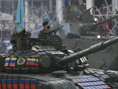 Sebuah tank melaju selama parade militer menandai Hari Kemerdekaan di Caracas, Venezuela, Senin (5/7/2021). Venezuela menandai 210 tahun deklarasi kemerdekaan mereka dari Spanyol. (AP Photo/Matias Delacroix)
