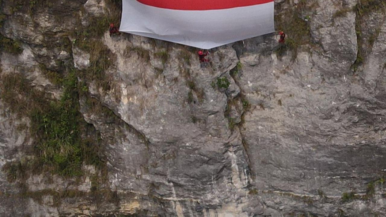 Dalam momen tersebut dibentangkan bendera merah putih raksasa sepanjang 12 meter.&nbsp;Foto: Merdeka.com/Imam Buhori