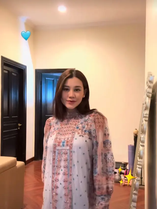 6 Gaya Mewah Aaliyah Massaid Hadiri Ulang Tahun Krisdayanti ke-50, Padukan Kaftan Payet dan Tas Chanel Rp84Jutaan