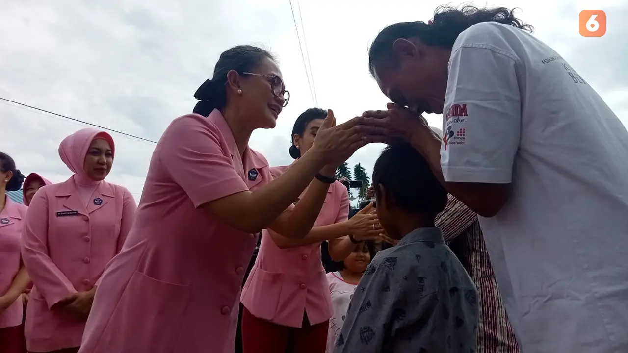 Juliati Sigit Prabowo menyapa penyintas gempa Palu