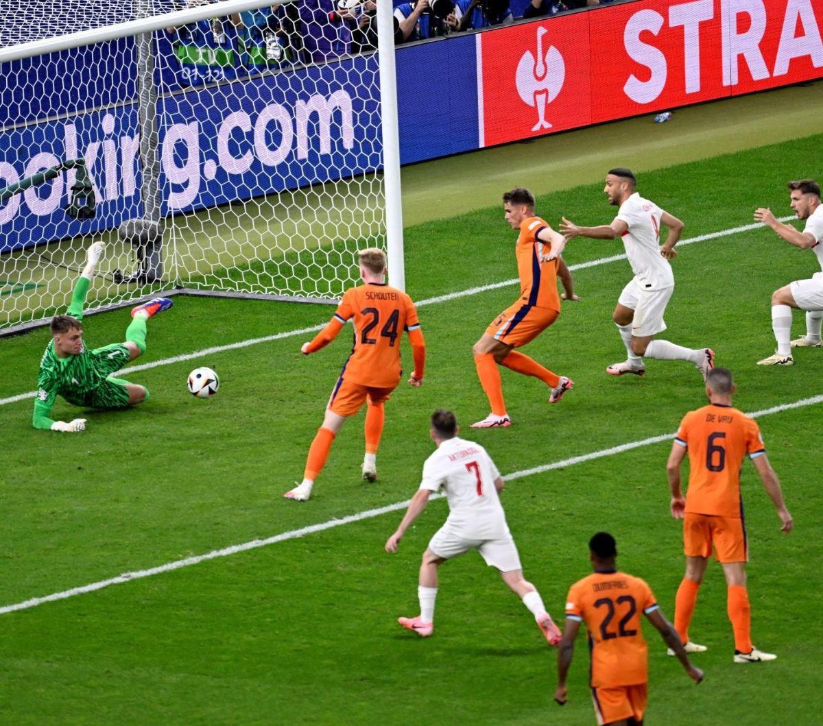 Timnas Belanda berhasil mengamankan satu tiket terakhir ke babak semifinal Euro 2024 usai mengalahkan Turki dengan skor tipis 2-1 pada laga perempatfinal yang digelar di Olympiastadion, Berlin, Jerman, Minggu (7/7/2024) dini hari WIB. Foto: REUTERS / Fab