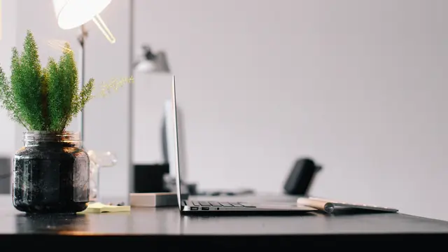 ilustrasi bekerja di ruang gelap untuk merawat mata/pexels