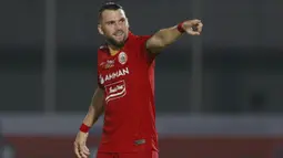 Penyerang Persija Jakarta, Marko Simic melakukan selebrasi usai mencetak gol kedua timnya ke gawang PSIS Semarang dalam laga pekan kedua BRI Liga 1 2021/2022 di Indomilk Arena, Tangerang, Minggu (12/9/2021). Kedua tim bermain imbang 2-2. (Foto: Bola.Com/M