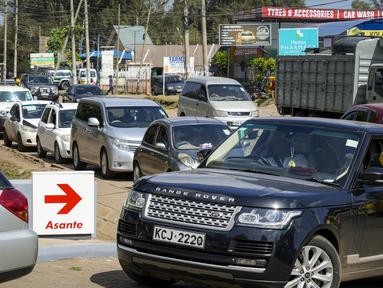 Kendaraan mengantre untuk bahan bakar di sebuah pompa bensin di pinggiran Karen, Nairobi, 4 April 2022. Kenya mengalami kekurangan bahan bakar di pompa bensin dengan antrean panjang pengendara yang menunggu untuk dilayani dan membatasi jumlah yang dapat diperoleh pelanggan. (AP Photo/Khalil Senosi)
