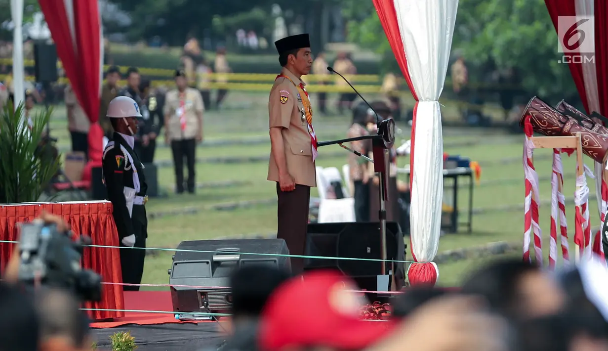 Presiden Joko Widodo memberikan pengarahan dalam acara Peringatan Hari Pramuka dan Pembukaan Raimuna Nasional XI Gerakan Pramuka di Bumi Perkemahan Cibubur, Jakarta, Senin (13/8). (Liputan6.com/Faizal Fanani)