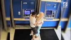 Sang nenek memberikan perlawanan hingga uang yang baru diambil tak berpindah tangan.