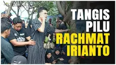Gelandang Persib Bandung, Rachmat Irianto tak lagi kuasa menahan tangisnya. Tepat di depan pusara sang ayahanda, Bejo Sugiantoro, dia menumpahkan air matanya.
