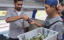 Cosplay jadi Pedagang Asongan di Kereta, Aksi Pramugari dan Pramugara KAI Ini Bikin Nostalgia