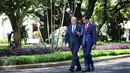 Presiden Joko Widodo (kanan) berjalan bersama saat menyambut kedatangan Wakil Presiden Amerika Serikat Michael R. Pence (Mike Pence) di halaman Istana Merdeka, Jakarta, Kamis (20/4). (Liputan6.com/Angga Yuniar)