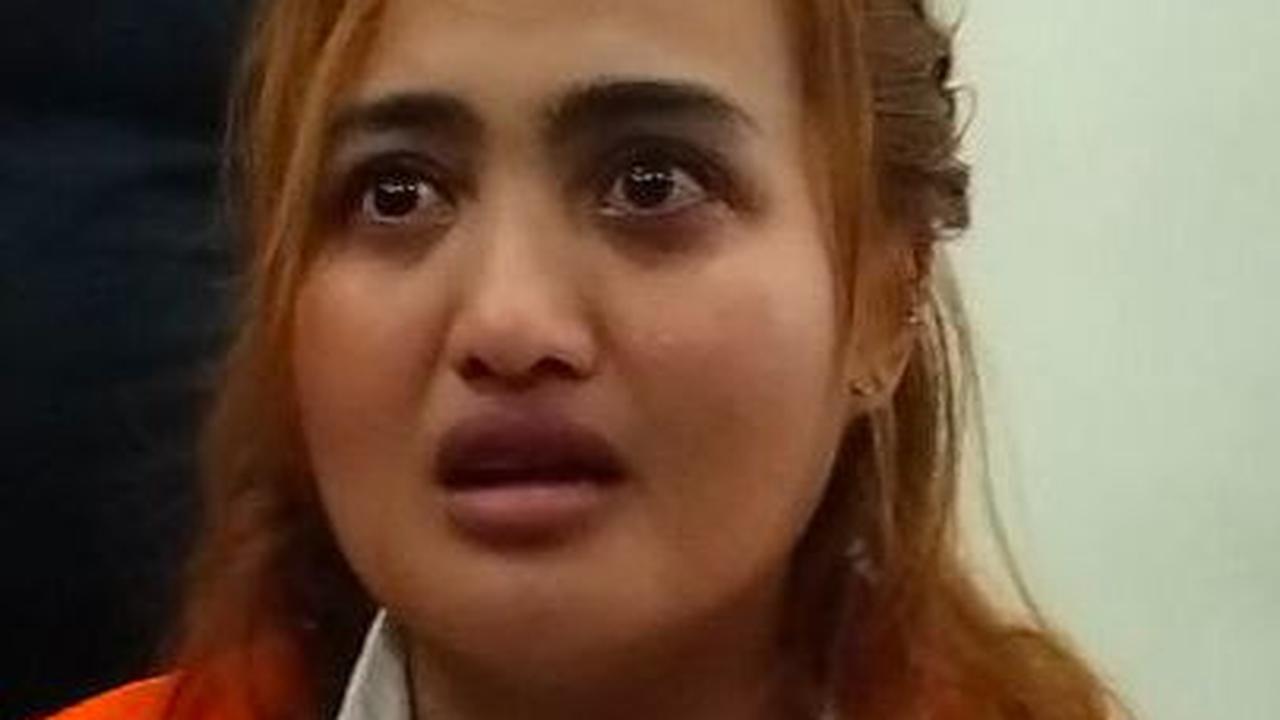 Pecah Tangis Lina Mukherjee di Sidang Penistaan Agama Konten Makan Babi, Mengaku Rindu Orang Tua