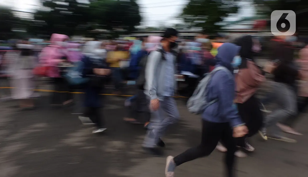 Calon penumpang KRL antre untuk masuk ke dalam Stasiun Bekasi, Jawa Barat, Senin (1/2/2021). Calon penumpang KRL mengantre hingga beberapa baris. (Liputan6.com/Herman Zakharia)