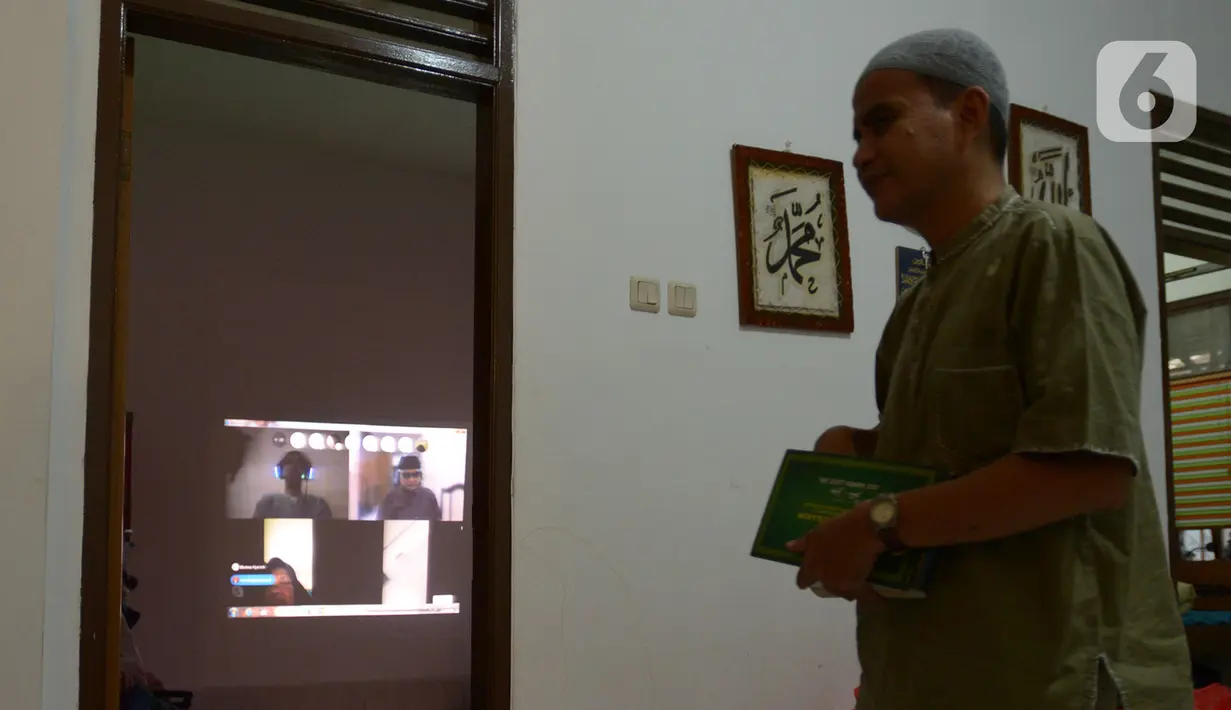 Seorang tunanetra saat tadarus bersama secara online lewat aplikasi di Jakarta, Selasa (12/5/2020). Di tengah pandemi COVID-19 ini, sejumlah tunanetra melakukan tadarus bersama guna meningkatkan keimanan dan ketakwaan di bulan Ramadan 1441 Hijriah. (merdeka.com/Imam Buhori)