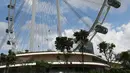Sejumlah pekerja melakukan tugas pemeliharaan dan pembersihan di Singapore Flyer, Singapura, 1 September 2020. (Xinhua/Then Chih Wey)