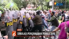Ratusan pengunjuk rasa kepung gedung KPU dalam rangka simulasi pengamanan Pemilu 2019.