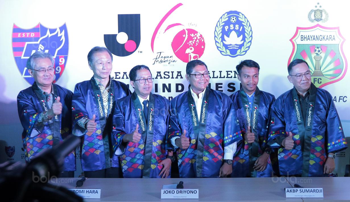 Waketum PSSI, Djoko Driyono (tengah) berfoto bersama Duta Besar Jepang untuk Indonesia dan Perwakilan J-League di Kantor PSSI, Jakarta, (16/1/20180. Pertemuan ini membahas J-League Asia Challenge 2018. (Bola.com/Nicklas Hanoatubun)