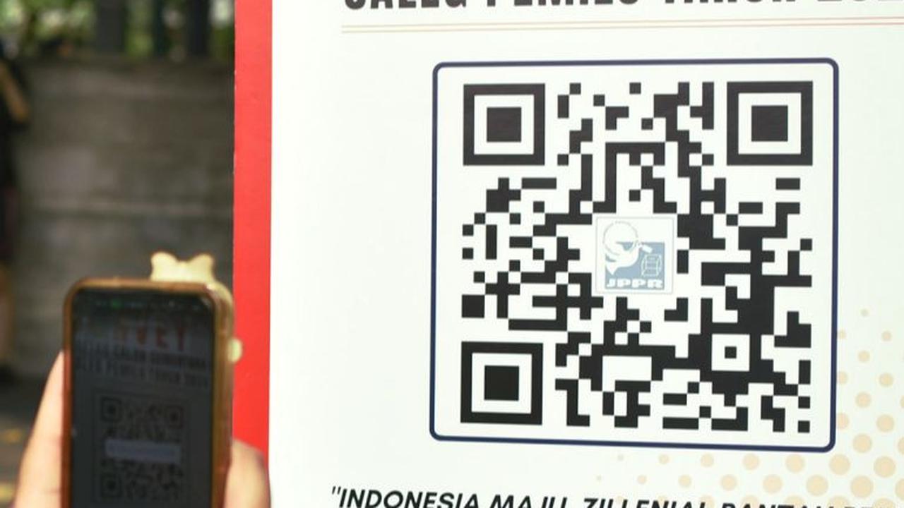Seorang warga memindai barcode untuk mengecek daftar calon sementara caleg Pemilu 2024.
