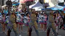 Tiga orang pria melakukan gerakan tari saat mengisi parade tahunan untuk menghormati "El Senor del Gran Poder" atau "The Lord of Great Power" di La Paz, Bolivia (10/6). (AP Photo / Juan Karita)