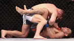 Michael Chandler (kiri) melawan Tony Ferguson pada pertarungan kelas ringan putra UFC 274 di Footprint Center, Phoenix, Arizona, Amerika Serikat, 7 Mei 2022. Chandler dinyatakan menang KO atas Ferguson. (Christian Petersen/Getty Images/AFP)