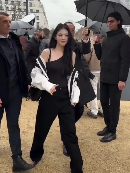 Tampilan Han So Hee terlihat boyish dengan paduan jaket putih hitam yang dikenakan di lengan [@xeesoxee_twfan]