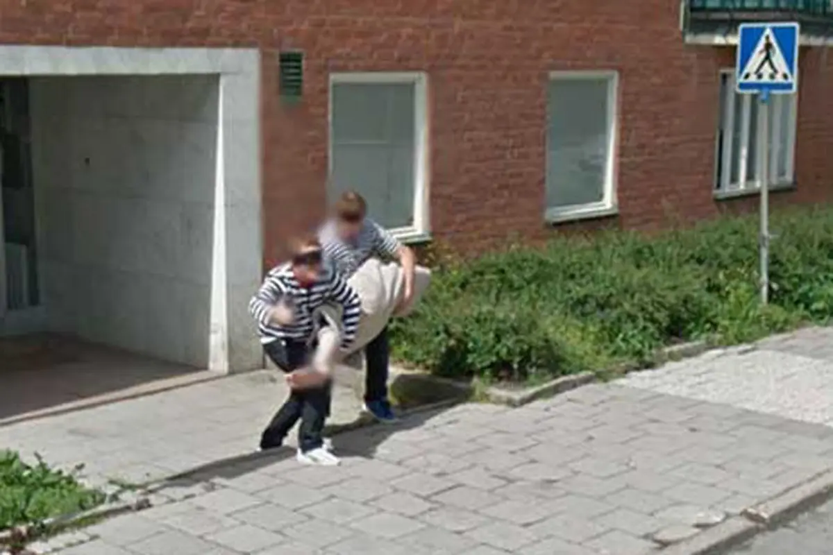 10 Peristiwa Paling Aneh yang Bisa Ditemukan di Google Street View