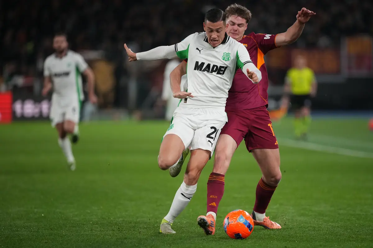 Jay Idzes berebut bola dengan Evan Ferguson di laga AS Roma vs Sassuolo di pekan ke-20 Liga Italia 2025/2026 di Olimpico, Roma, Minggu (11/01/2026).