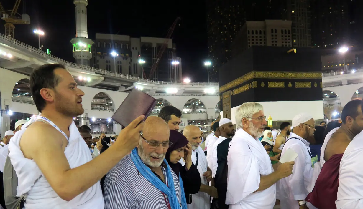 Sejumlah jemaah mengumandangkan doa sambil mengelilingi Kabah saat melaksanakan ibadah haji di Masjidil Haram, Mekah, Arab Saudi, Minggu (4/9). Kepadatan semakin terlihat jelas di Masjidil Haram jelang pelaksanaan Haji 2016. (REUTERS/Ahmed Jadallah)