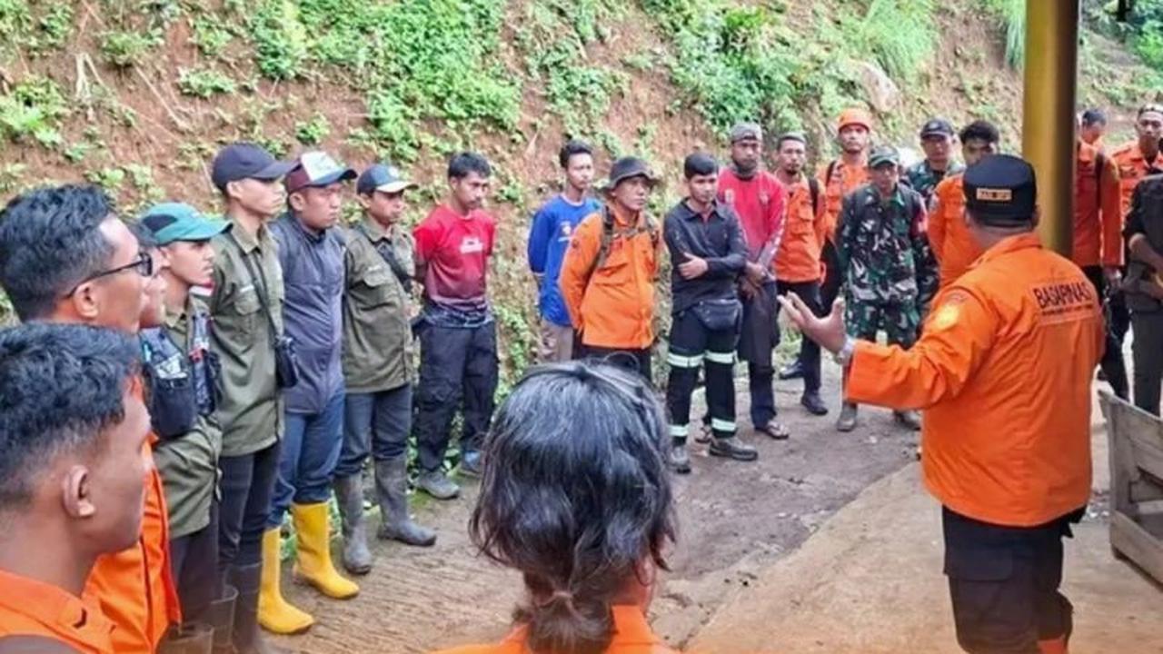 Petugas Gabungan Terus Cari Korban Longsor Curug Cileat Subang