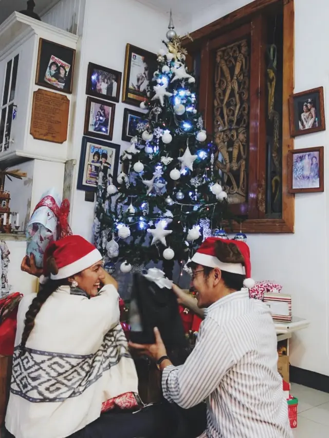 Dimas Anggara dan Nadine Chandrawinata