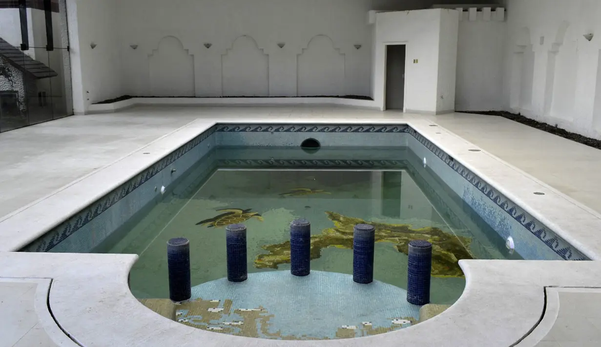 Pemandangan kolam rumah milik pengedar narkoba Meksiko Amado Carrillo Fuentes alias "El Senor de los Cielos" di kotamadya Alvaro Obregon, Mexico City, pada 14 September 2021. Rumah bernilai sekitar 3,8 juta dolar AS itu menjadi hadiah dalam undian besar Lotre Nasional Meksiko. (Xavier MARTINEZ/AFP)