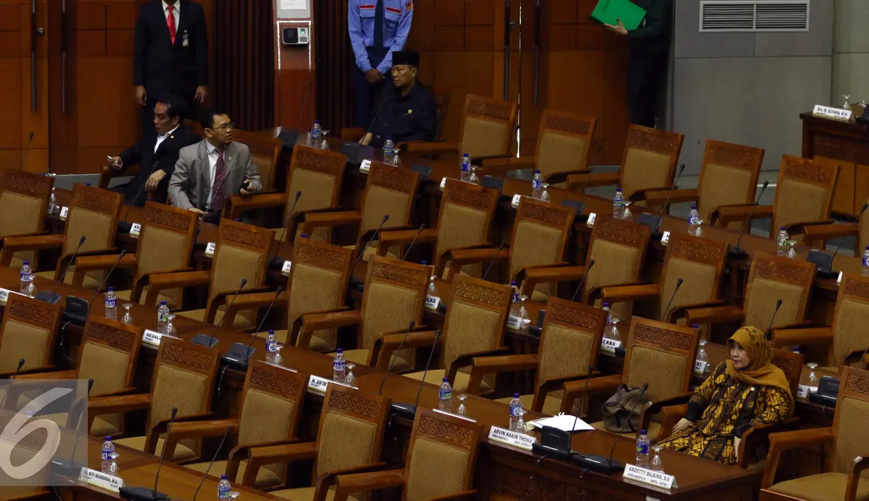 Sejumlah kursi terlihat kosong saat Sidang Paripurna di Komplek Parlemen, Senayan, Jakarta, Senin (16/11/2015). Rapat Paripurna ke sepuluh tersebut tidak di ikuti 245 dari 556 Anggota tanpa keterangan. (Liputan6.com/Johan Tallo)