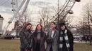 Tiba di London, Enzy dan Hesti kembali tampil kompak mengenakan busana nuansa hitam. Mereka pun juga ditemani sahabat Enzy yang lain yaitu Medina dan Febby Rastanty. @enzystoria/@hestipurwadinata.