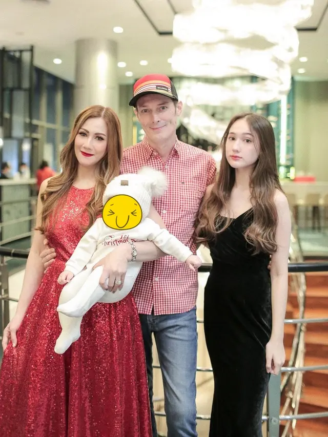 6 Potret Kebersamaan Laura Maone dan Ibunda, Bak Kakak Adik