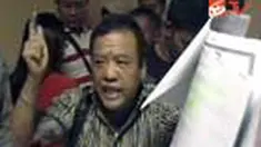 Sengketa kepemilikan aset perusahaan diwarnai kericuhan. Seorang pemilik perusahaan, marah saat dua personel kepolisian menghalanginya untuk masuk ke perusahaannya yang sudah dikuasai pihak lain.