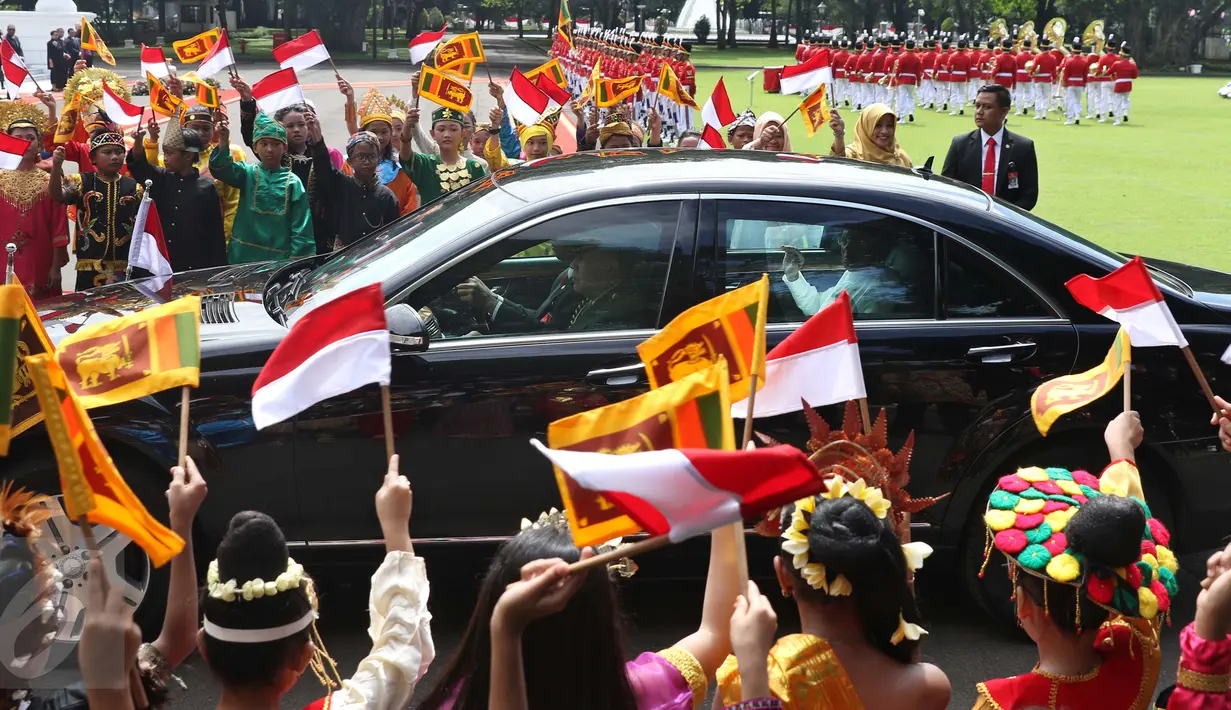 Presiden Republik Sosialis Demokratik Sri Lanka Maithripala Sirisena tiba di Istana Merdeka, Jakarta, Rabu (8/3). Pertemuan tersebut untuk menjalin hubungan antara kedua negara. (Liputan6.com/Angga Yuniar)
