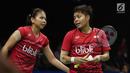 Ganda Putri Indonesia, Greysia Polii/Apriyani Rahayu berbincang saat melawan Chang Ye Na/Lee So Hee (Korsel) di Babak Kedua Indonesia Open 2017, Jakarta, Kamis (15/6). Greysia/Apriyani kalah 18-21, 14-21. (Liputan6.com/Helmi Fithriansyah)