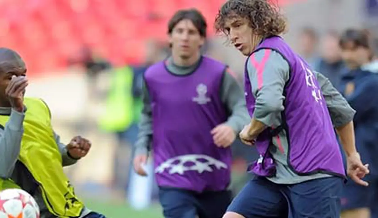 Kapten Barcelona Carles Puyol (kanan) menjajal lapangan Wembley Stadium dalam sesi latihan, 27 Mei 2011, sehari jelang partai final Liga Champions kontra MU. AFP PHOTO/LLUIS GENE