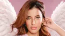 Tangan yang menyentuh helaian rambut dan tatapan tajam memperlihatkan gaya makeup glam yang tetap natural. Kulit tampak berkilau dengan highlighter di hidung dan pipi, sementara bibir pink nude glossy menjadi pusat perhatian. [@tasyafarasya]