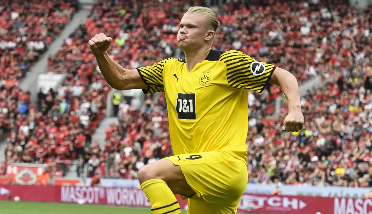 Erling Haaland. Saat didatangkan dari RB Salzburg pada pertengahan musim 2019/2020 atau bertepatan dengan hengkangnya Paco Alcacaer dari Borussia Dortmund, Erling Haaland tidak langsung memakai jersey nomor 9, namun nomor 17. Baru pada awal musim 2020/2021 ia memakai nomor 9. (AFP/Roberto Pfeil)