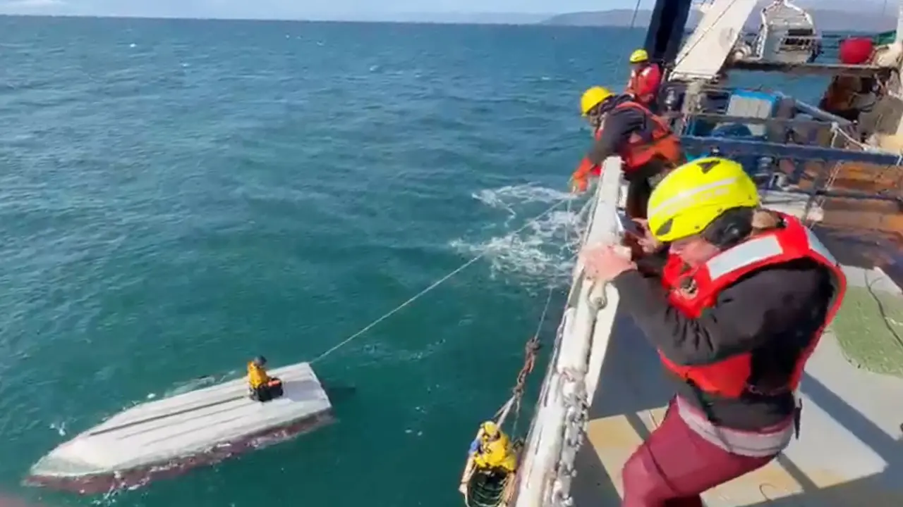 Seorang remaja berusia 15 tahun bertahan di tengah dinginnya perairan Laut Bering, Alaska.