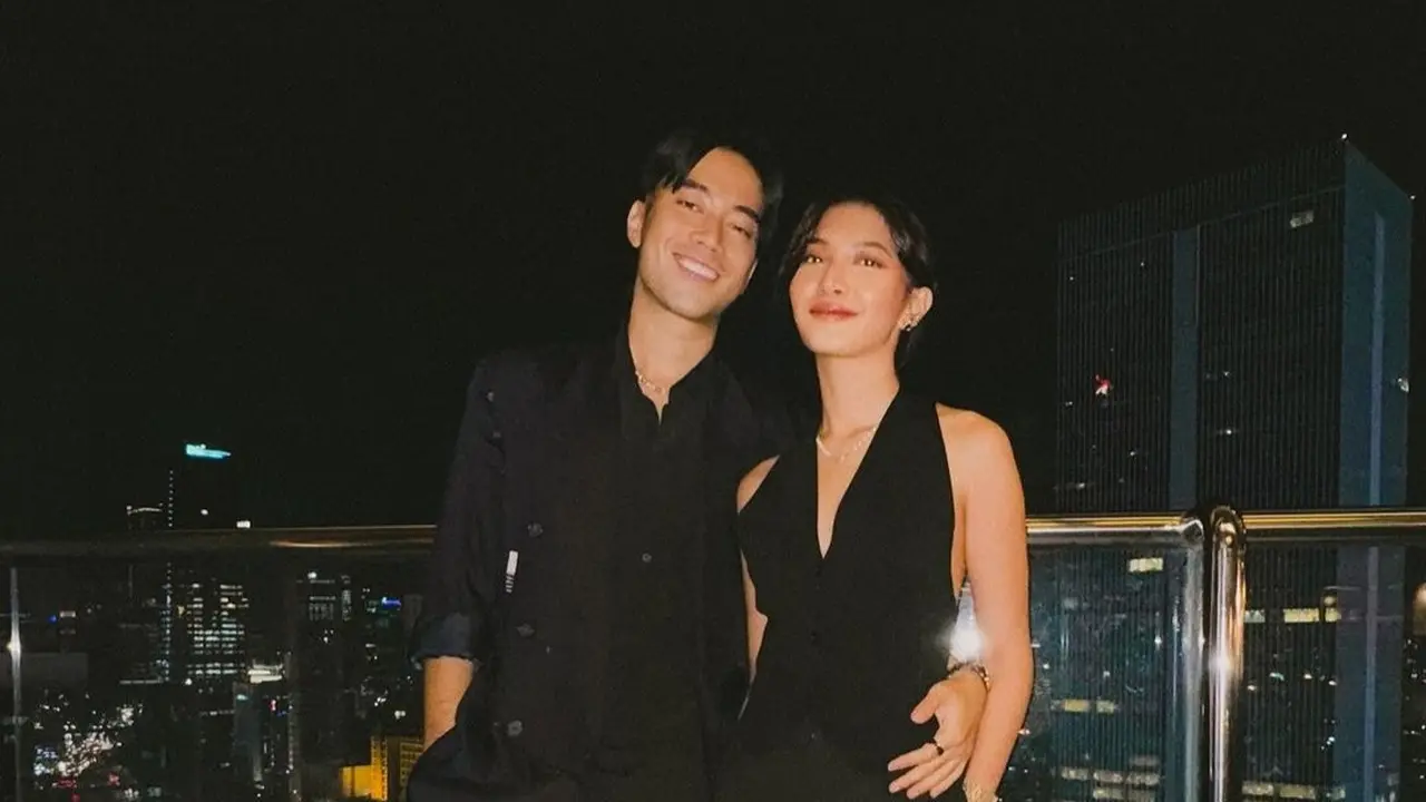 Vidi Aldiano dan Sheila Dara rayakan hari jadi pernikahan yang kedua sambil makan malam, mereka terlihat kompak mengenakan pakaian serba hitam