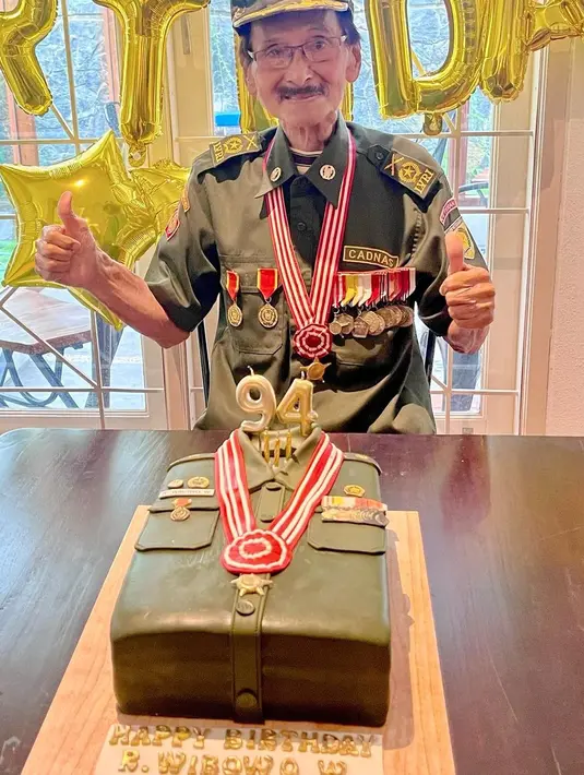 Aktor senior Ari Wibowo mengungkapkan salah satu kunci panjang umur ayahnya.  "Kunci umur panjangnya? Just be happy." tulis aktor kelahiran Berlin 52 tahun ini. [Instagram/@irawbw]