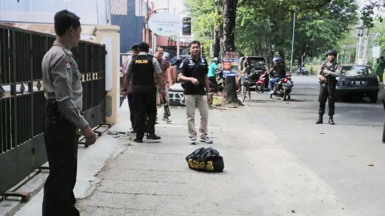 Tas mencurigakan diperiksa dengan “Metal detector” oleh polisi Cilacap. (Foto: Liputan6.com/Istimewa/Muhamad Ridlo)